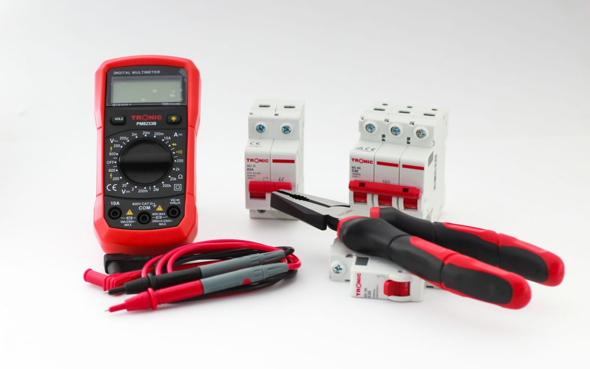 Multimeter, Sicherungsautomaten und Zangen für die Anlagenprüfung