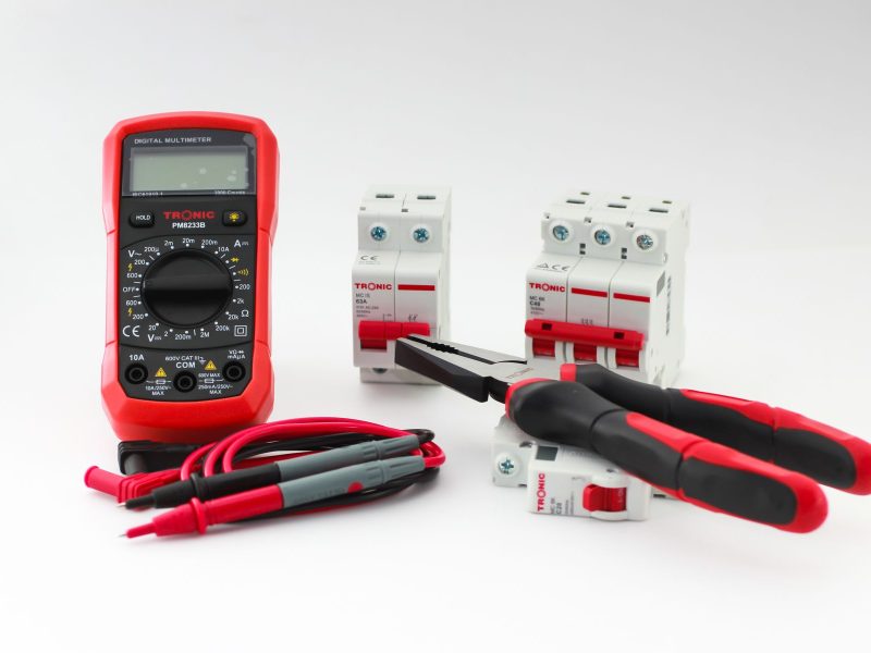 Multimeter, Sicherungsautomaten und Zangen für die Anlagenprüfung